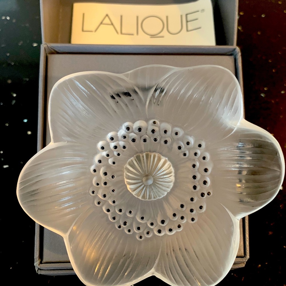 Lalique ~ Anemone flower crystal paperweight